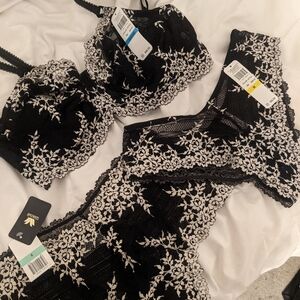 Wacoal 3 pieces, bra 38DDD, boy shirts size L, bikini bottom, size M. Never worn